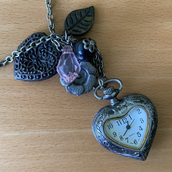 Necklace with heart shape watch from Urban Outfitters - Picture 2 of 2